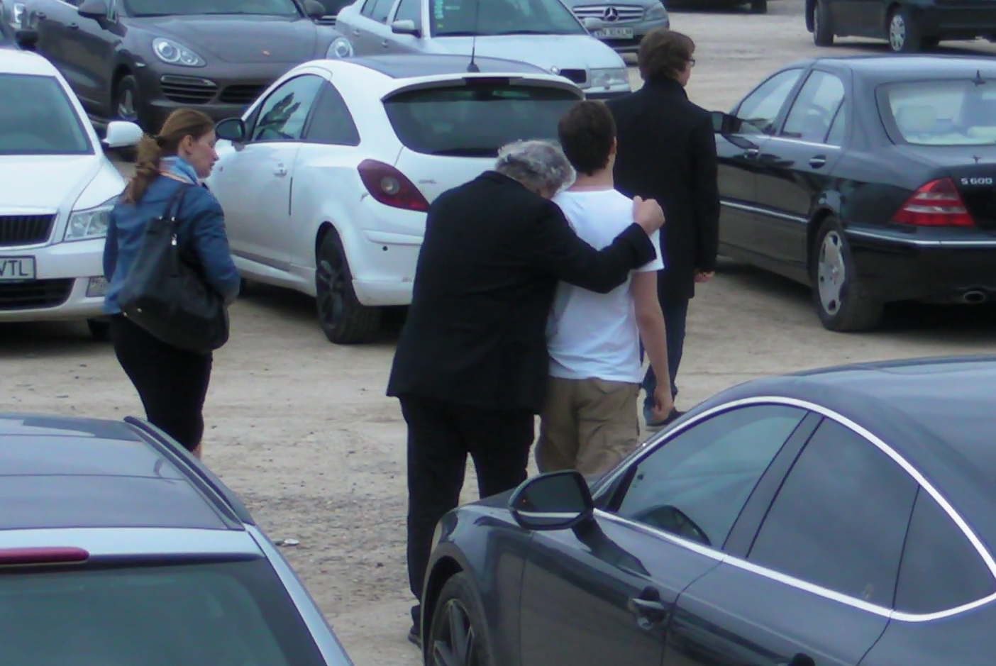 Intr-un gest de incurajare, milionarul si-a sprijinit capul pe umarul fiului sau