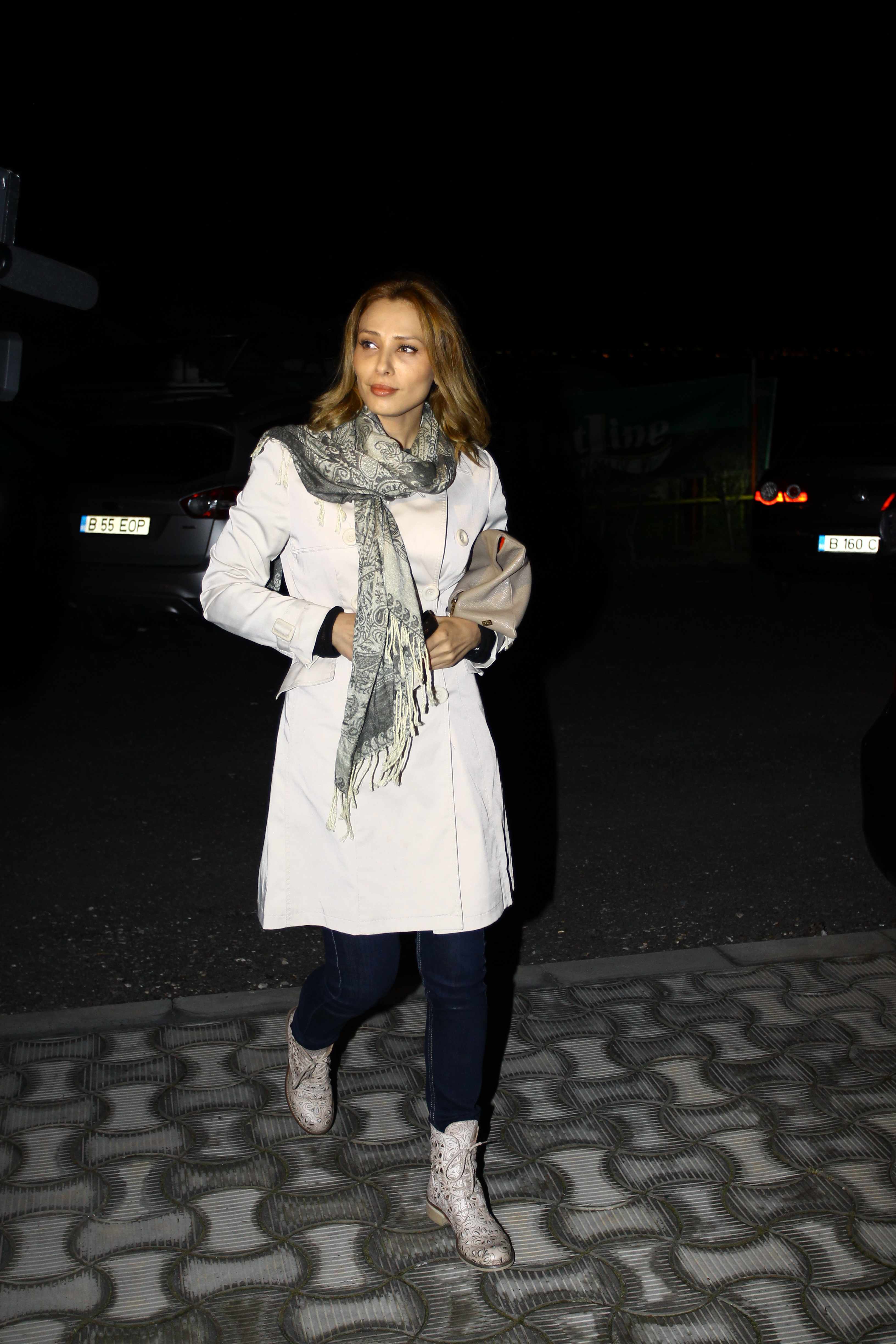 Iulia a plecat singura de la club, in toiul noptii, si s-a dus la hotel