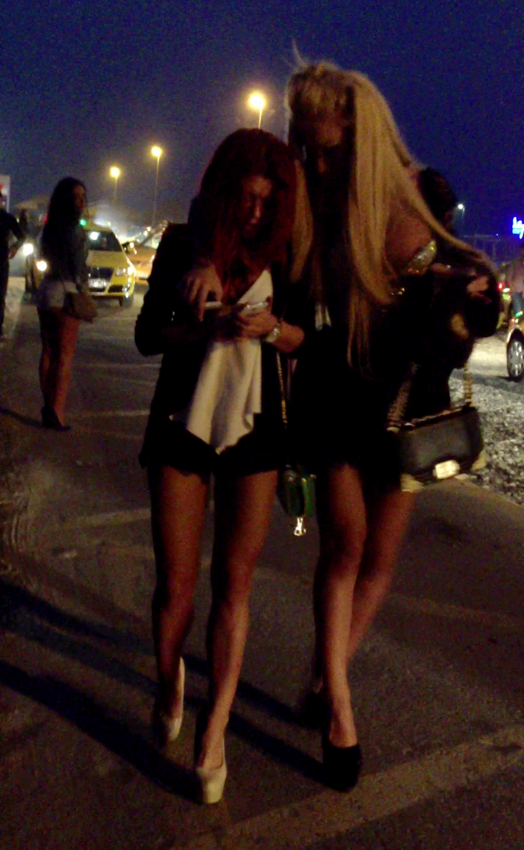 fetele au plecat din club nervoase si putin ametoite de aburii de alcool