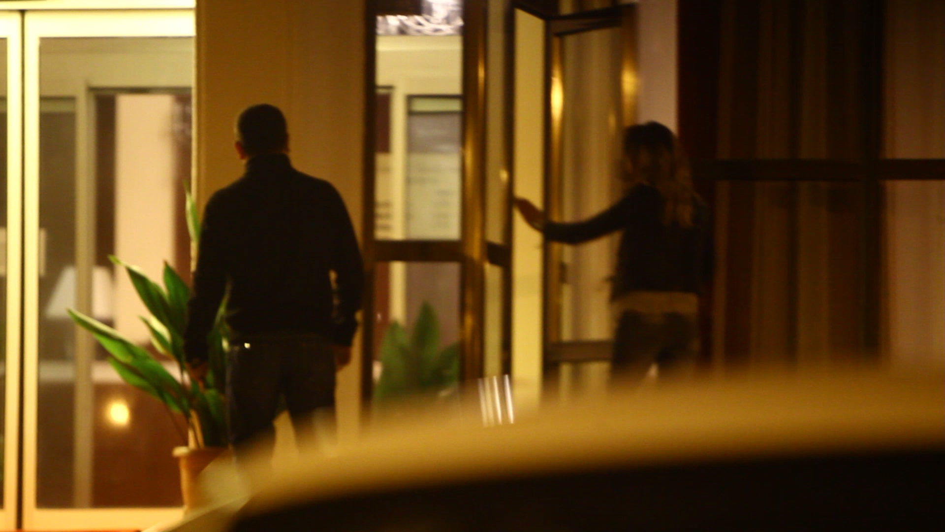 Pana la urma barbatul a reusit sa o convinga pe blonda sa urce in camera de hotel