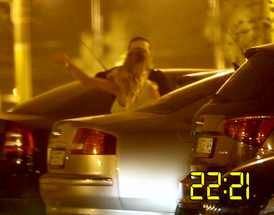 Nici tanara nu s-a lasat mai prejos si a incercat sa-i aplice o directa de stanga, care nu si-a nimerit tinta