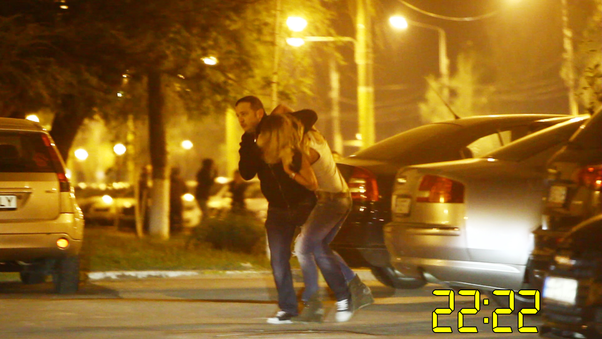 Dupa imparteala de palme, barbatul a incercat sa o traga pe tanara pana la hotel