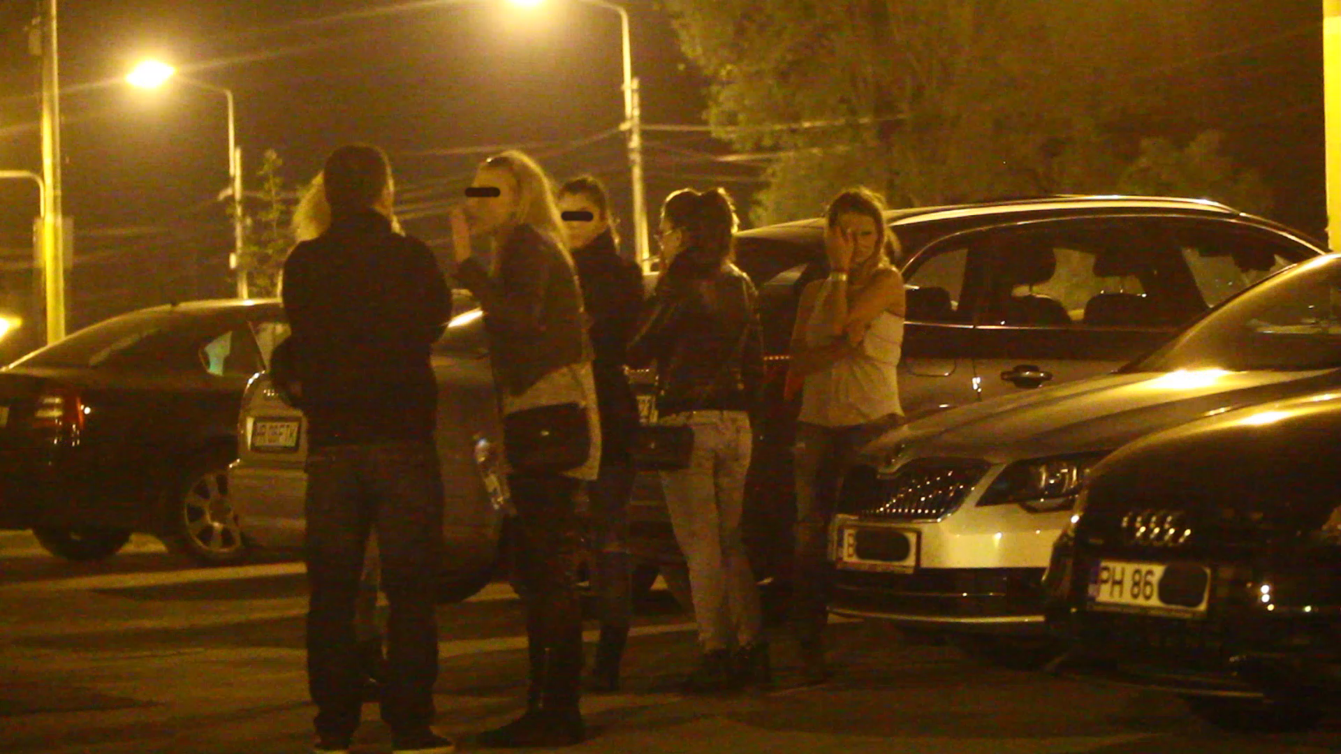 Cateva fete au venit in ajutorul tinerei, cel mai probabil prietene de ale sale, dar au vazut ca nu au ce sa faca si au plecat in doar cateva minute