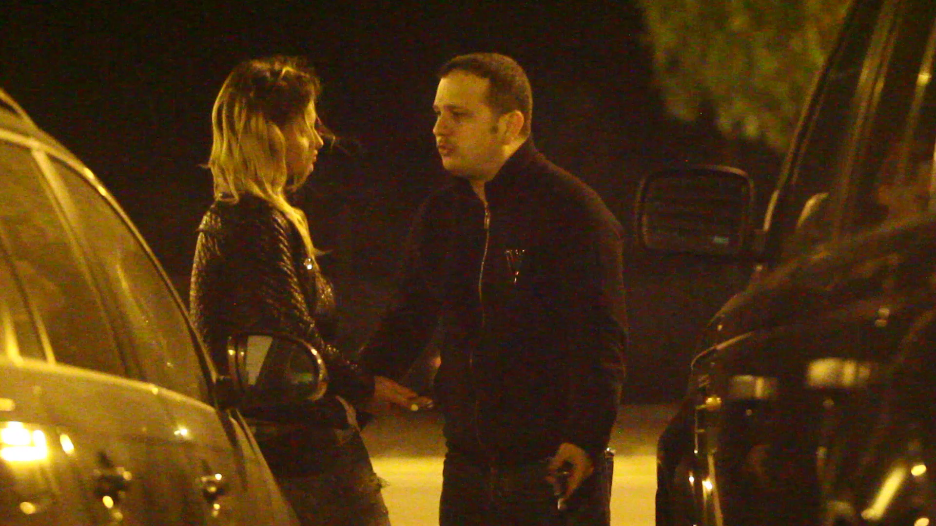 Dupa aproape o ora de certuri si alergatura prin parcarea hotelului cei doi au inceput sa discute aprins intre doua masini