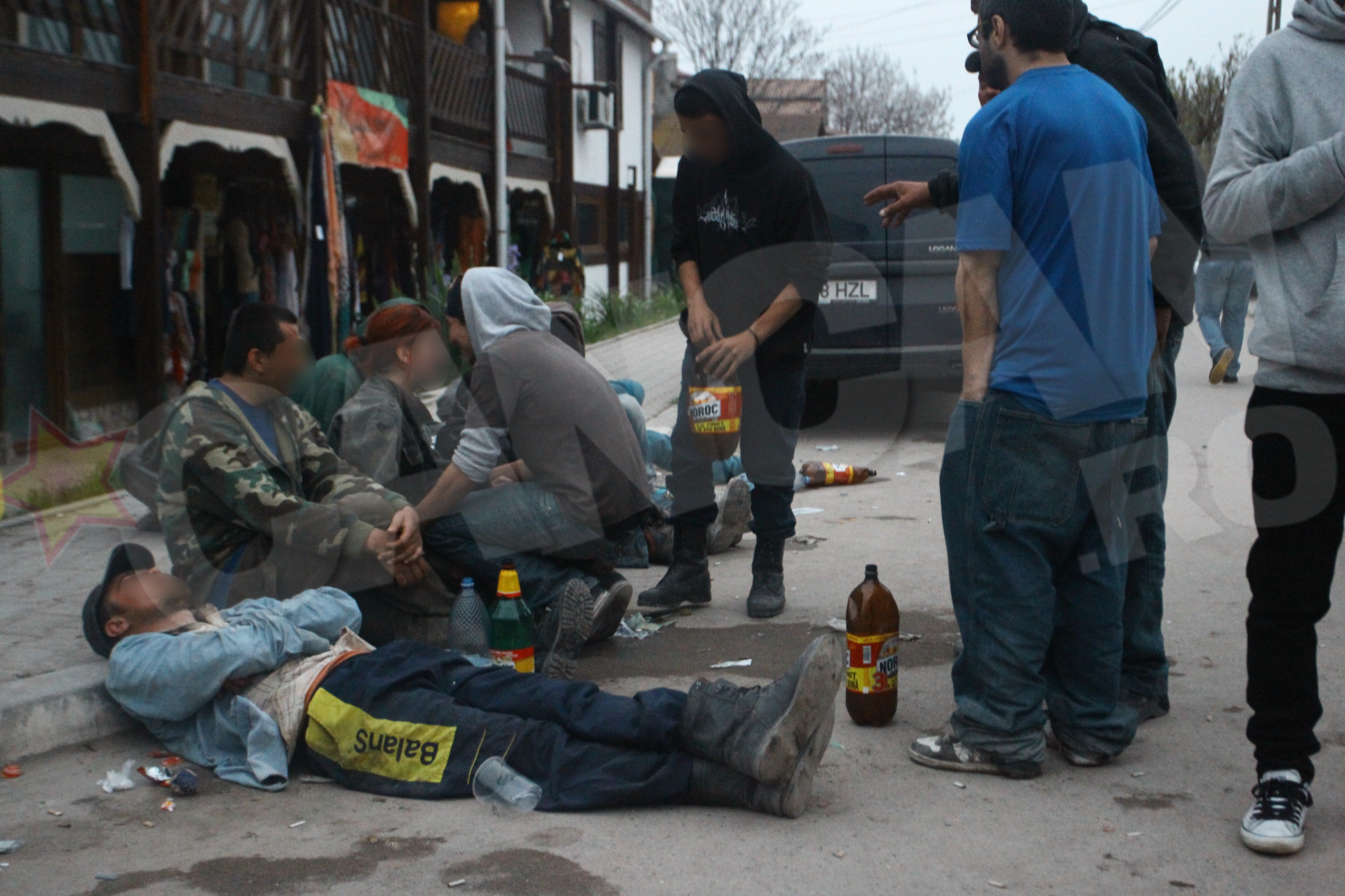 Cativa tineri au adormit, de dimineata, direct pe bordura
