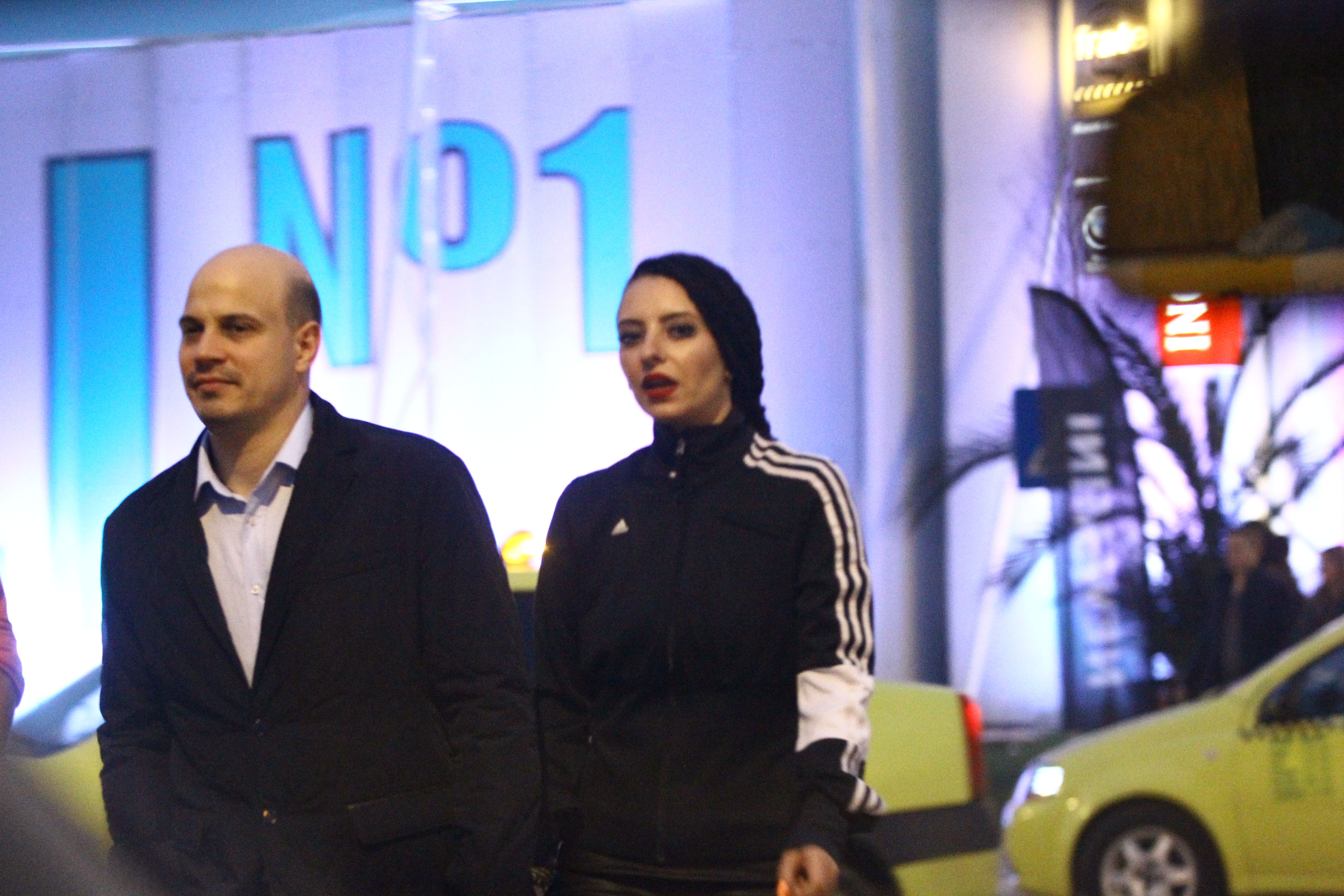 Desi Huidu nu pare prea incantat de iesire, artista s-a bucurat de fiecare moment