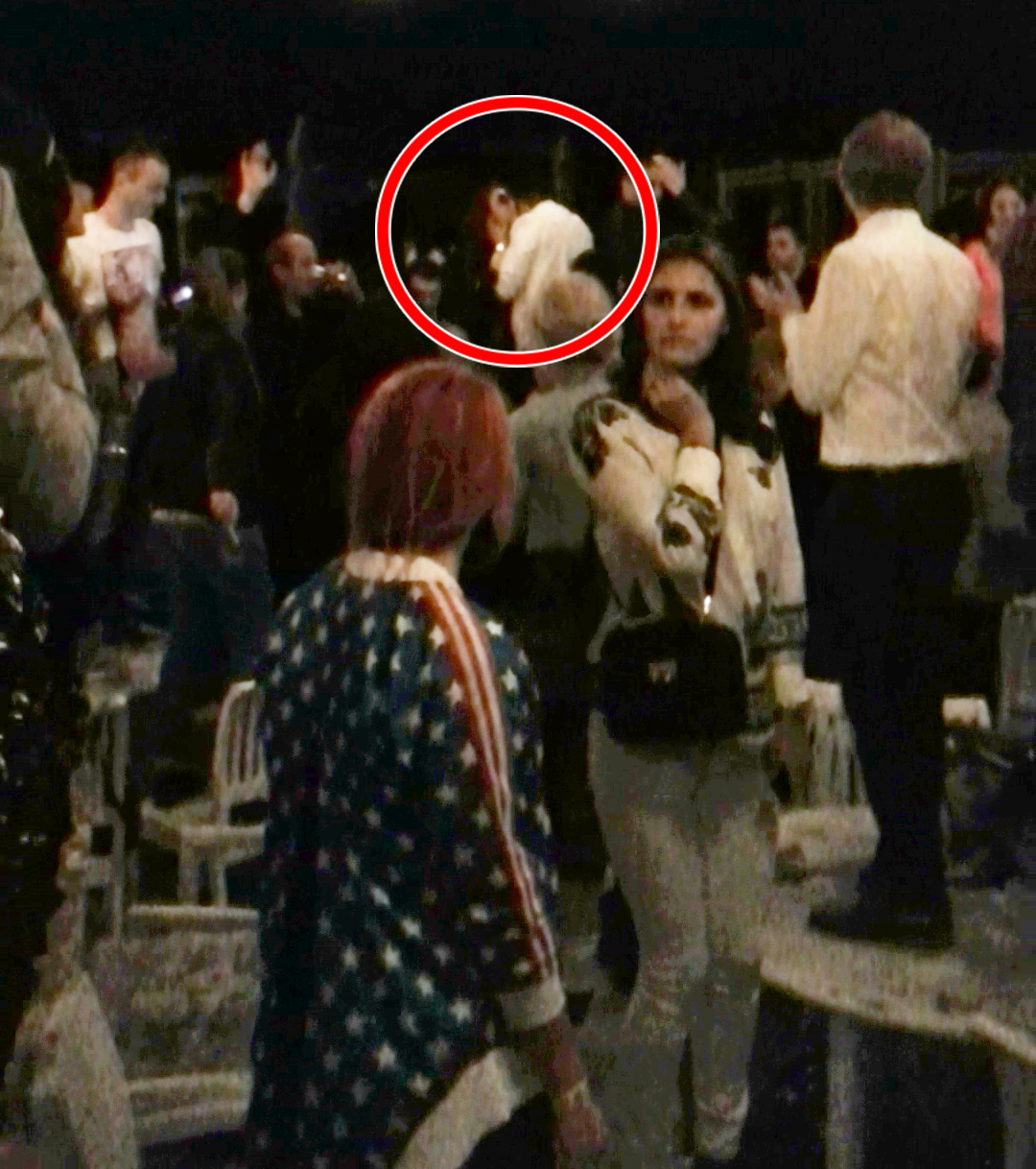 Lucian o prinde pe tanara si o saruta cu foc