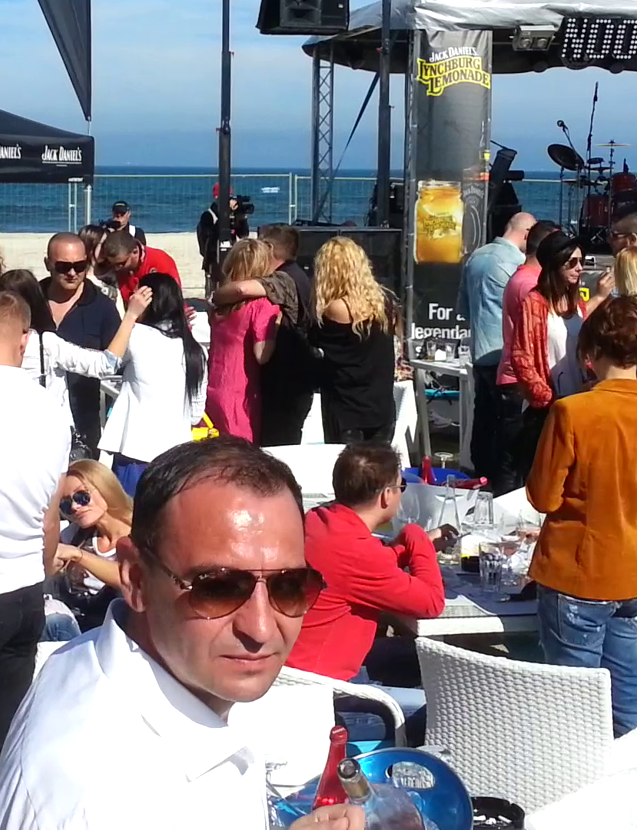 S-au imbratisat fara sa le pese de cei din jur