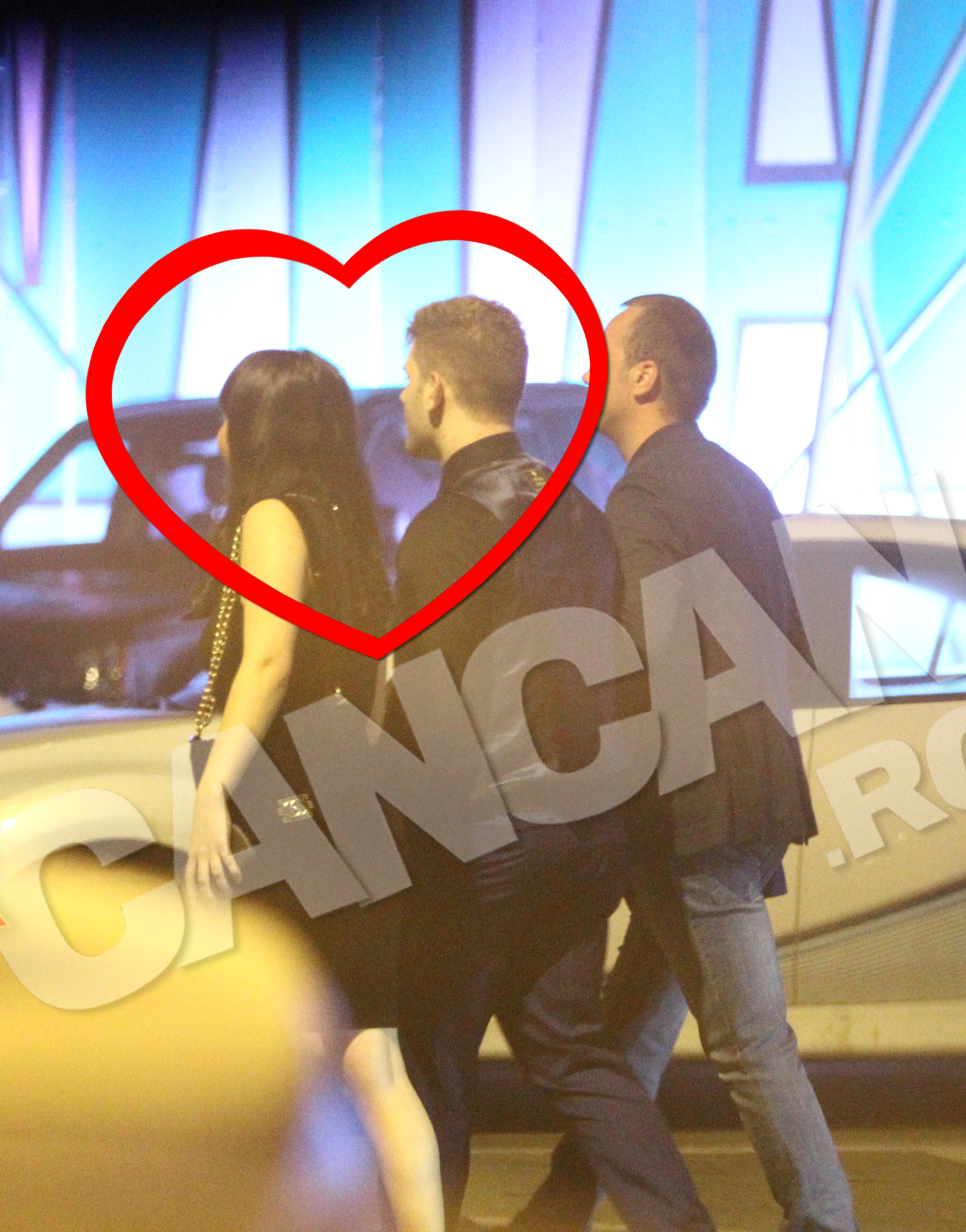 Alex si bruneta au plecat dupa ora 5 din club