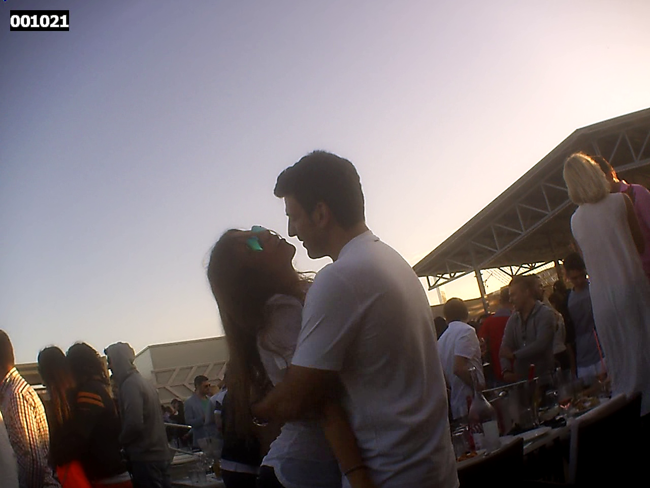 Cioc este foarte antent cu frumoasa lui sotie