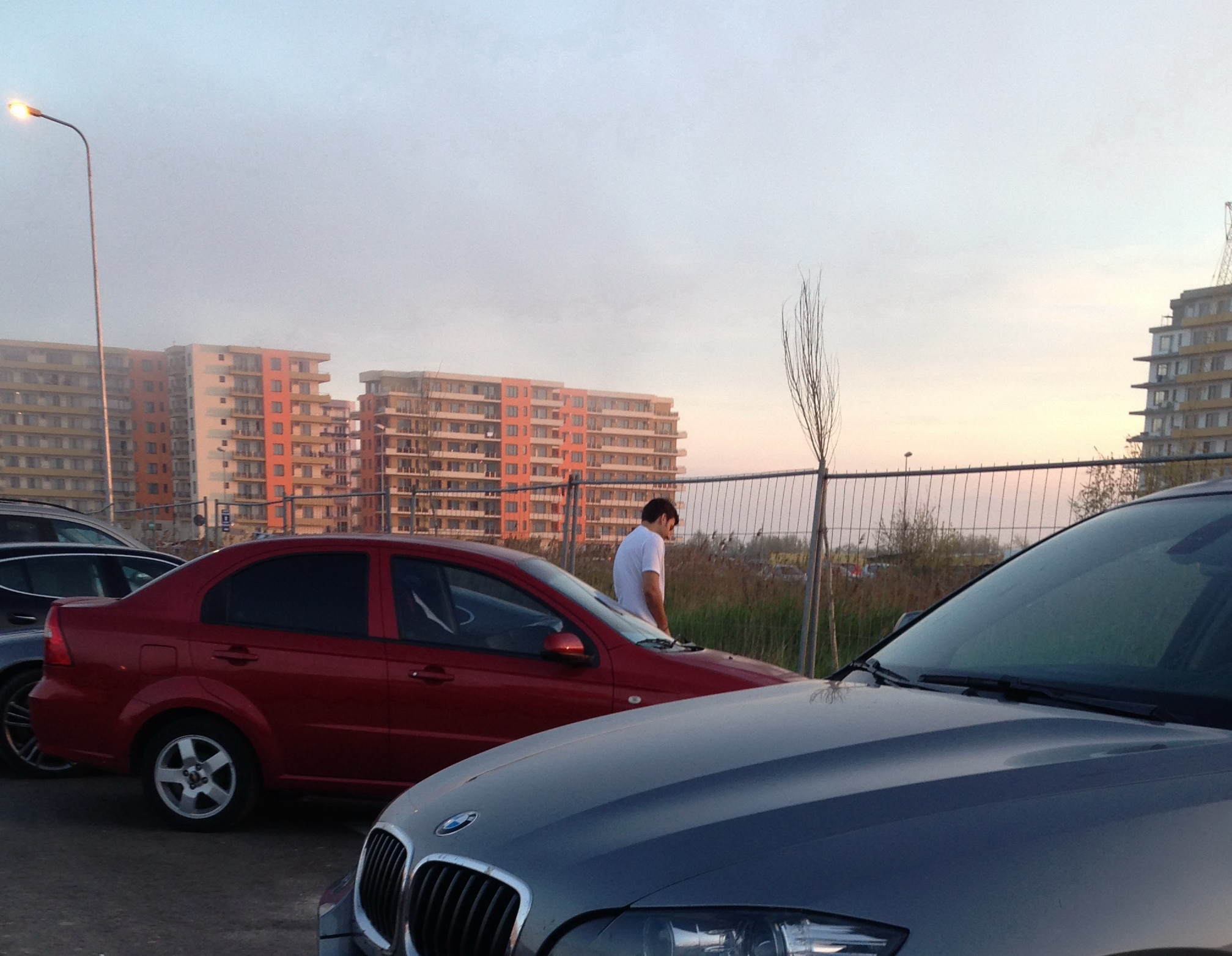 Sotul Cristinei Sucu nu a mai avut rabdare sa astepte la coada de la WC si a urinat pe gard