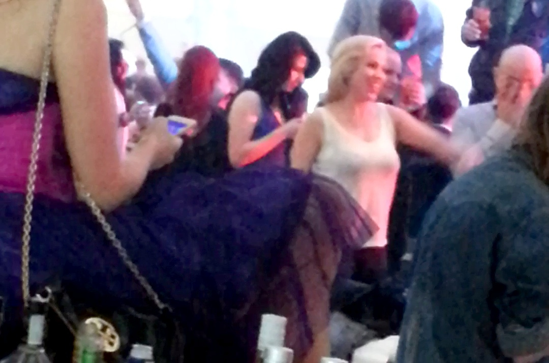 Prezentatoarea tv a fost pusa pe dansuri lascive