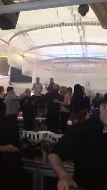 Blonda incerca sa se agate cat mai mult de barbat