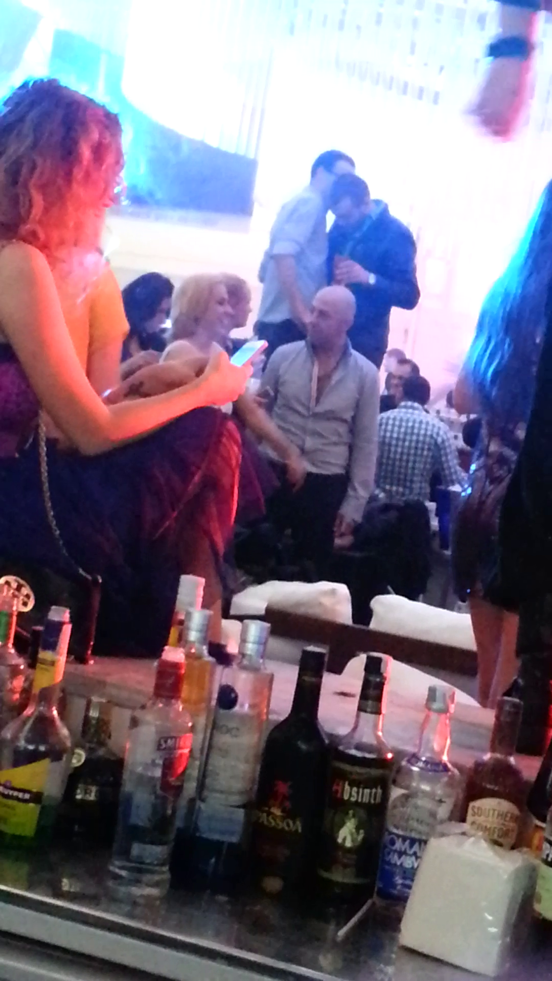 In ciuda insistentelor, barbatul nu ii acorda prea mare importanta prezentatoare tv