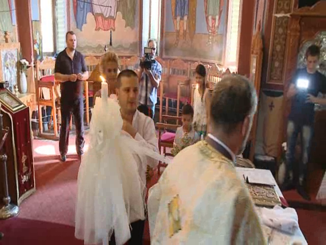 Iulian, alaturi de sotie, la botezul fetitei lui Nicu Paleru