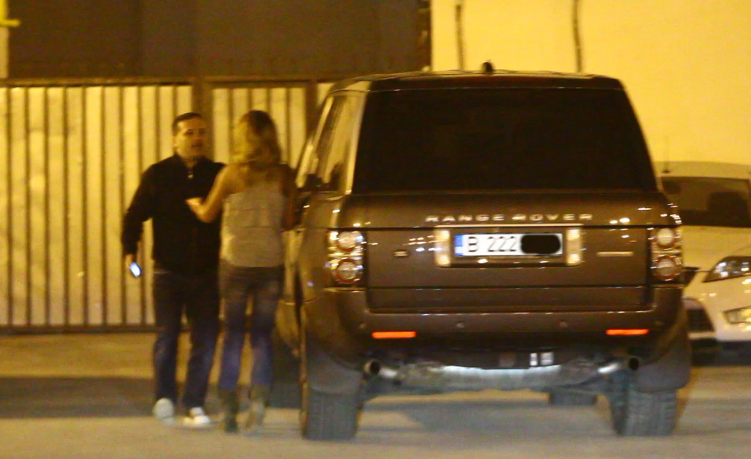 Dupa ce a reusit sa o aduca in fata hotelului, a inceput scandalul pentru a o duce in camera