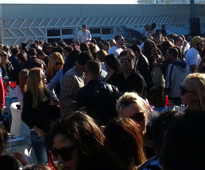 Barbatul nu a dansat si nu a consumat nimic