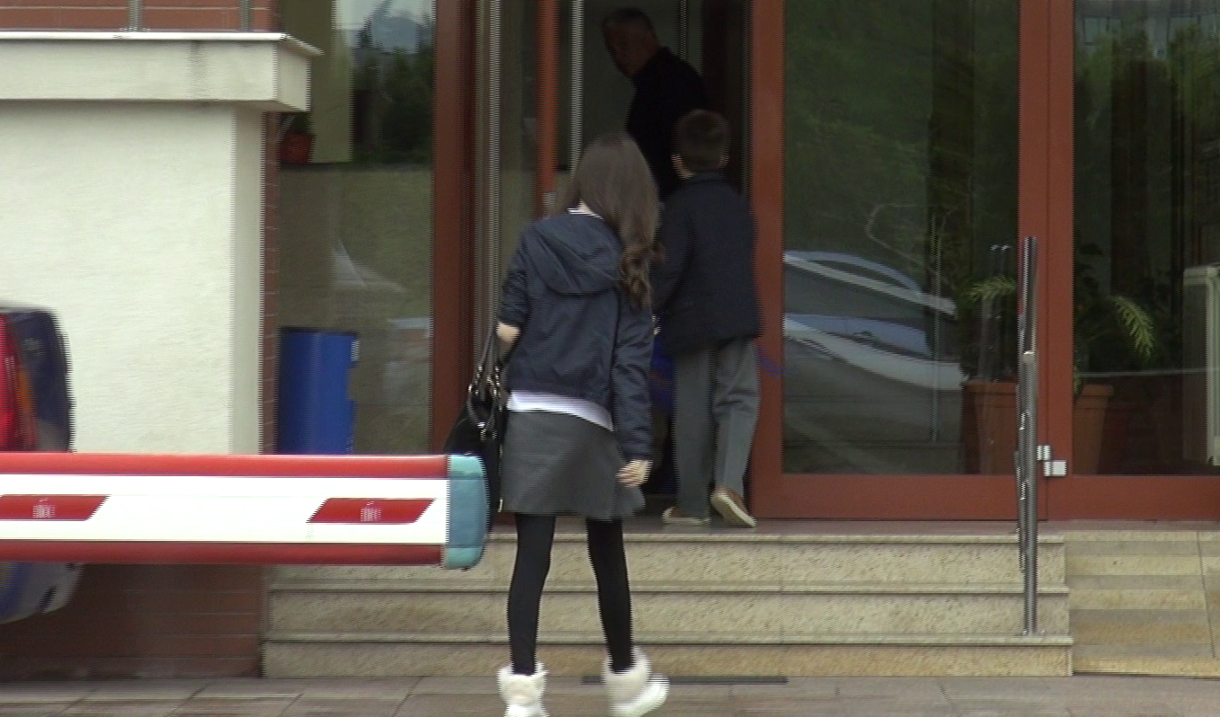 Iulian si-a luat copiii de la scoala si i-a dus acasa, la sotie