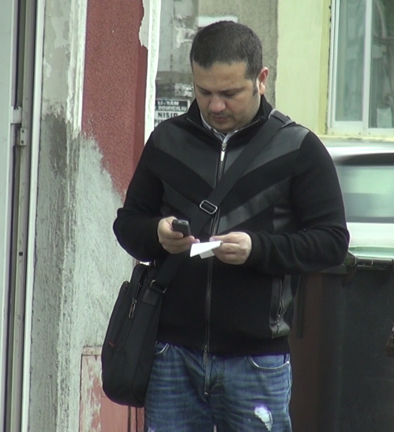 Iulian si-a incarcat cartela telefonica pe un telefon modest