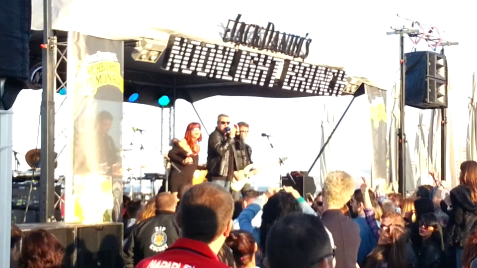 Roscata a dansat pe scena in timpul recitalului celor de la Holograf