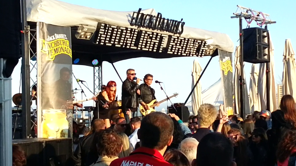 Bodyguarzi au urcat sa o scoata pe roscata de pe podium