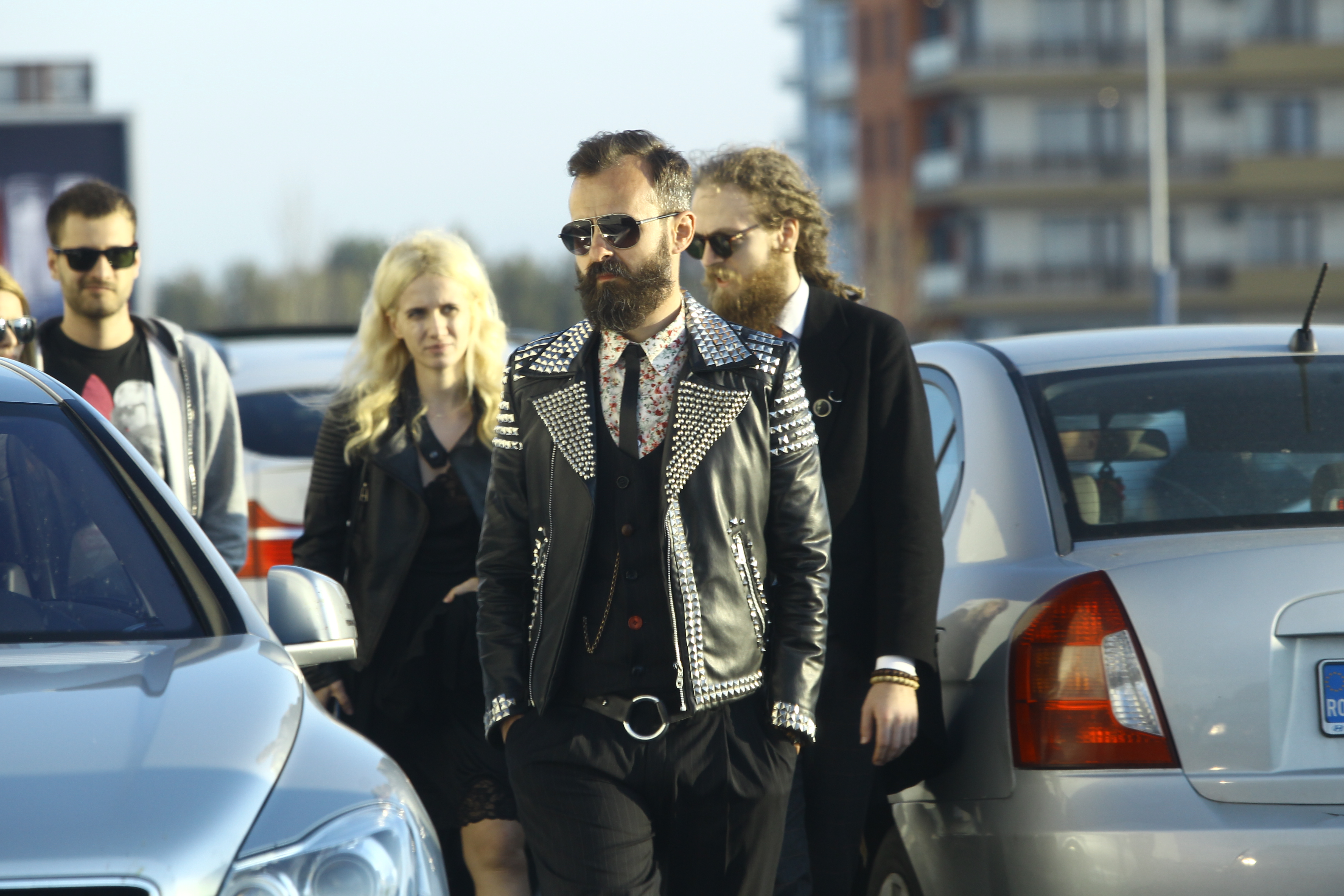 Designerul merge in fruntea grupului de petrecareti, ca un lider