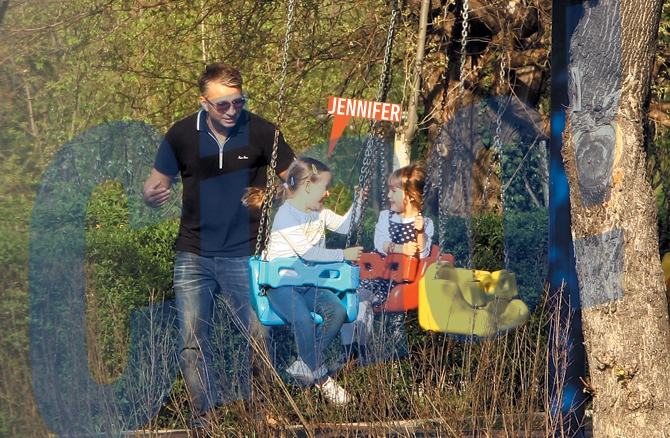 Dan Petrescu s-a jucat in permanenta cu micuta lui