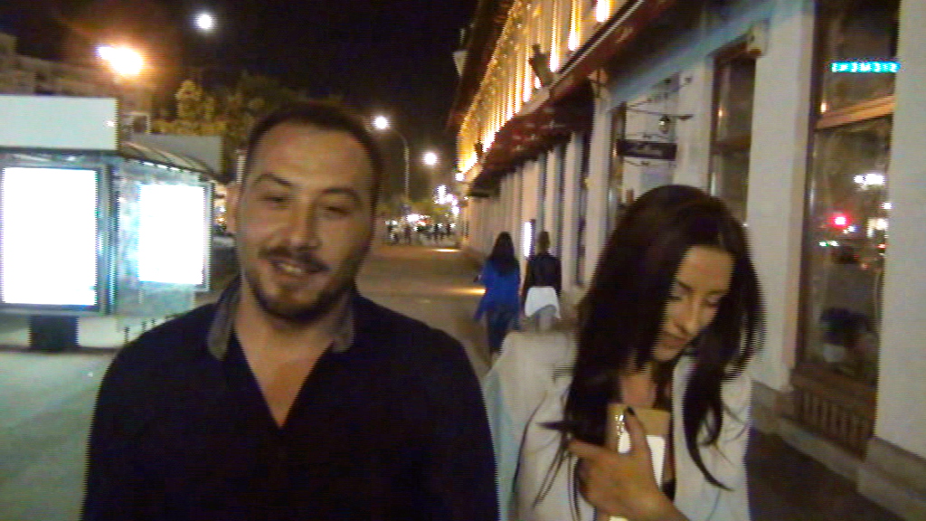 La un moment dat, tanara a vrut sa raspunda la intrebari, dar Stefan a oprit-o