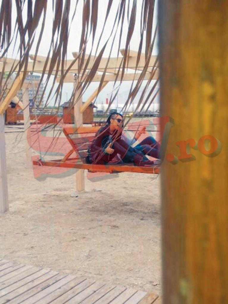 In timp ce Giulia se relaxa pe o plaja din Mamaia, sotul era cu prietenii in Vama Veche