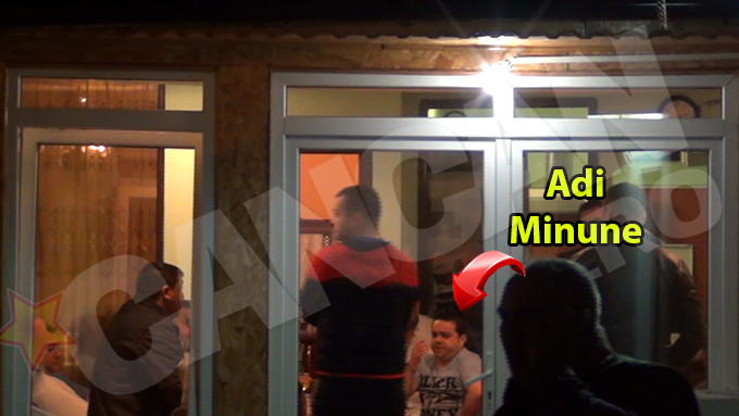 Manelistul discuta cu rudele baiatului, pentru a stabili ce se va intampla cu fiica lui