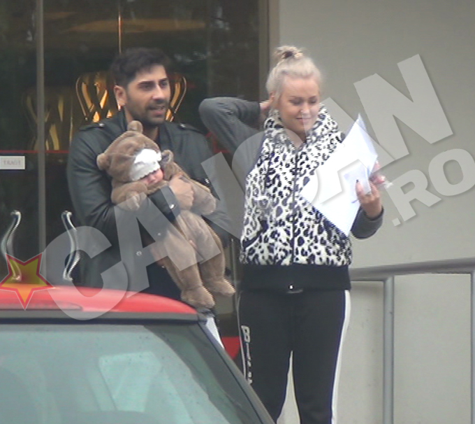 Artistul este nedezlipit de fiica lui si nu ii da drumul din brate nicio clipa