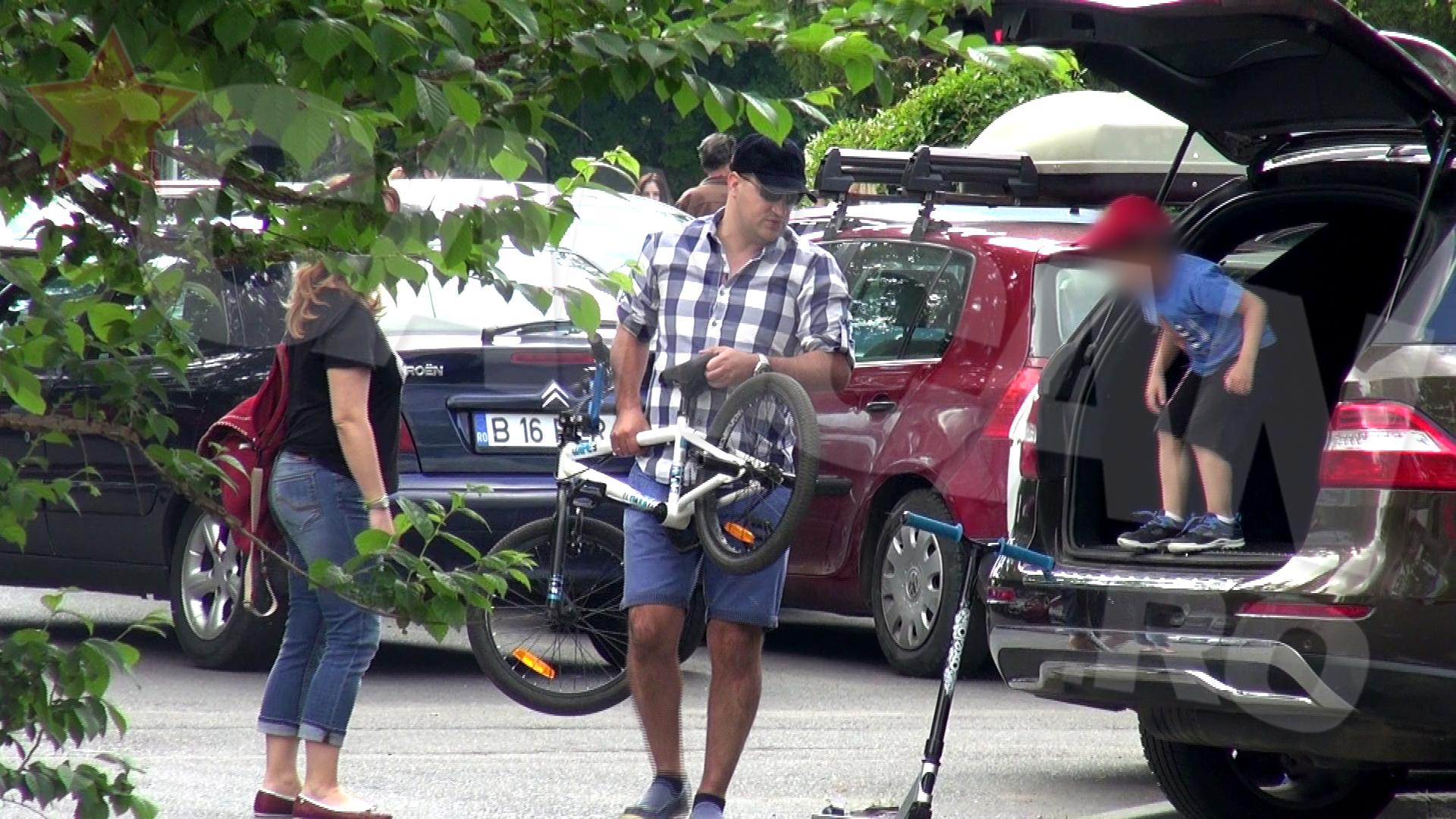 Pus pe sotii, fiul cel mic al lui Huidu a urcat in portbagajul masinii