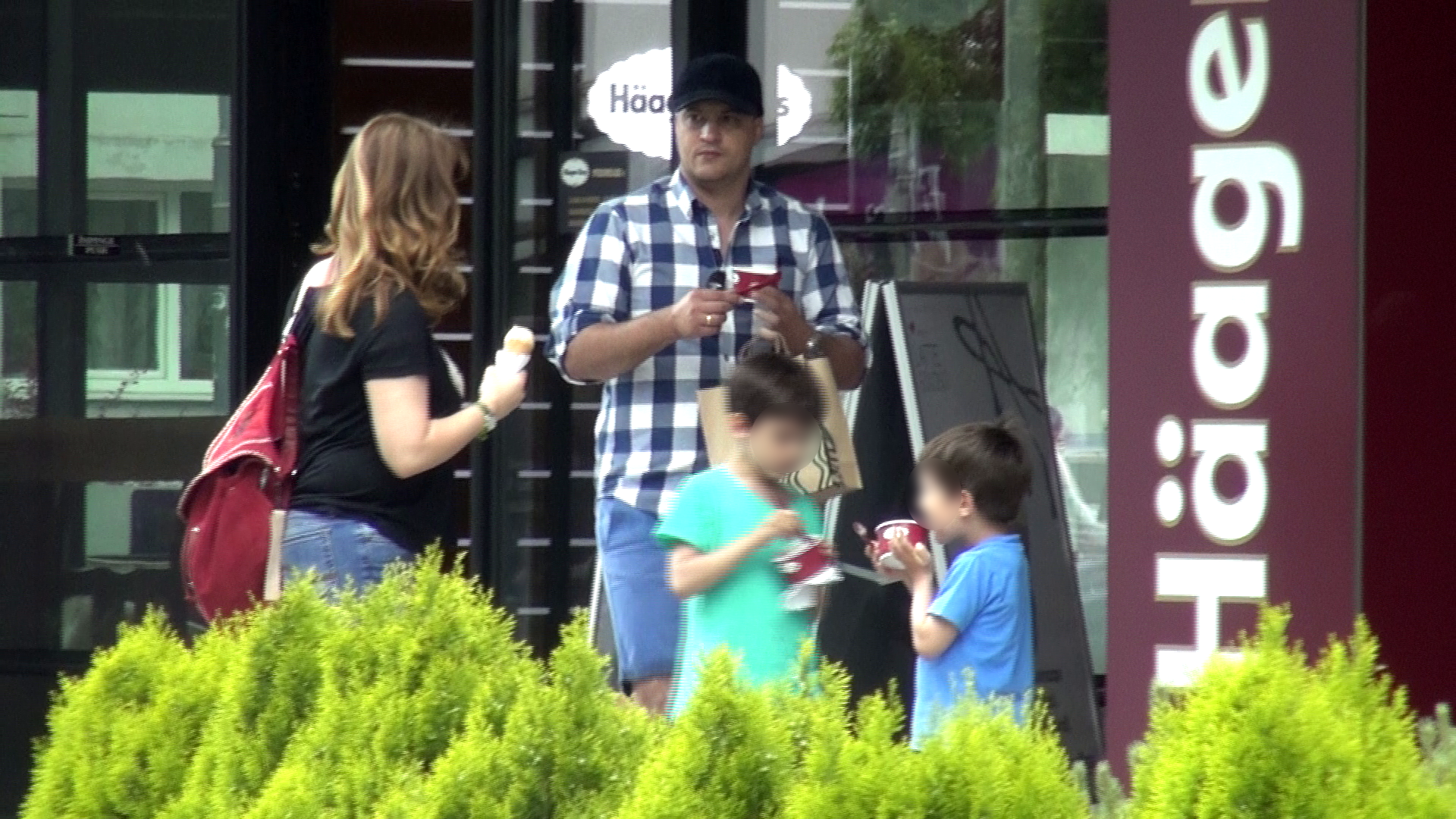 Intreaga familie Huidu a poftit la inghetata