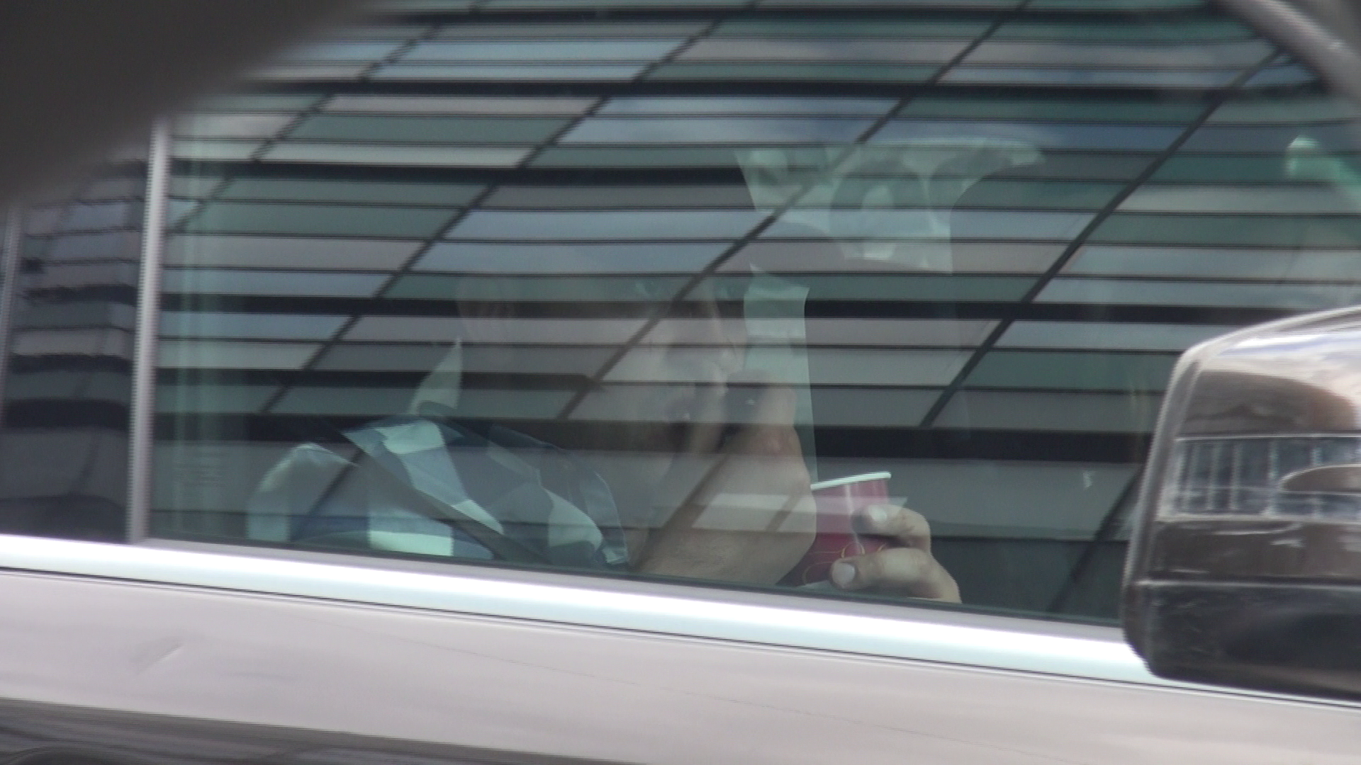 In timp ce sotia lui conducea, el si-a savurat ingheata pe locul din dreapta ei