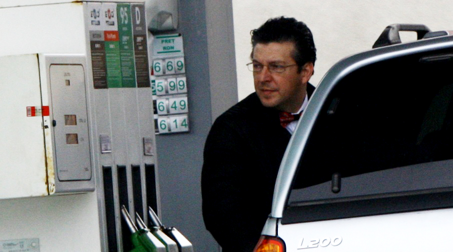 A stat cu ochii pe ecran ca pe butelie, ca nu cumva sa alimenteze mai mult decat il tine buzunarul