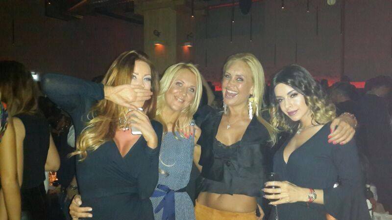 Bianca s-a distrat alaturi de prietenele ei intr-un club de fite din Capitala