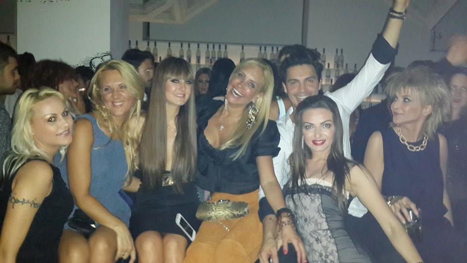 Vika Jigulina le-a insotit pe fete la petrecere