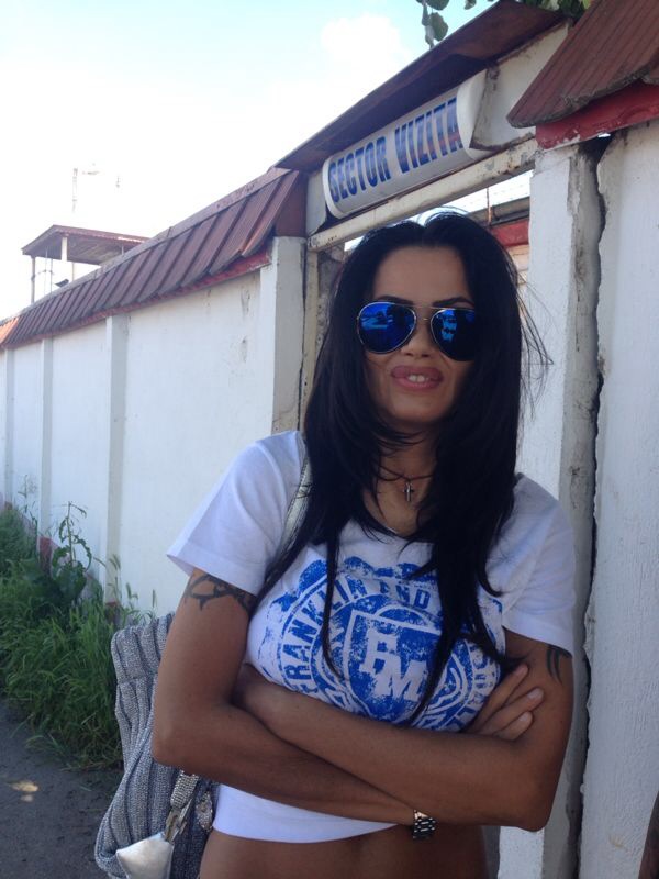 Bruneta s-a trezit de dimineata sa mearga in vizita la Balasescu