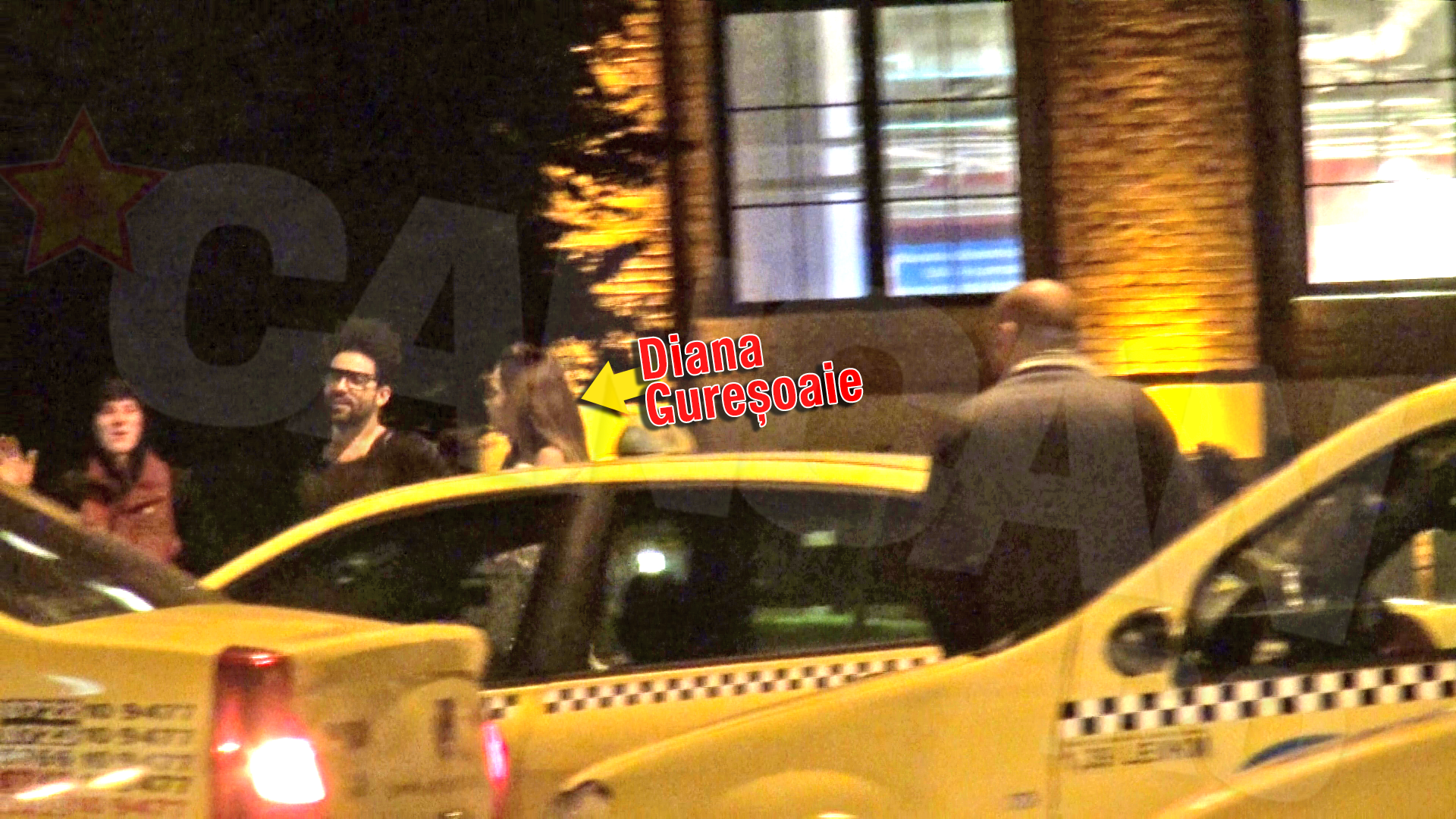 Cu greu, barbatul o convinge pe satena sa-l insoteasca la taxi