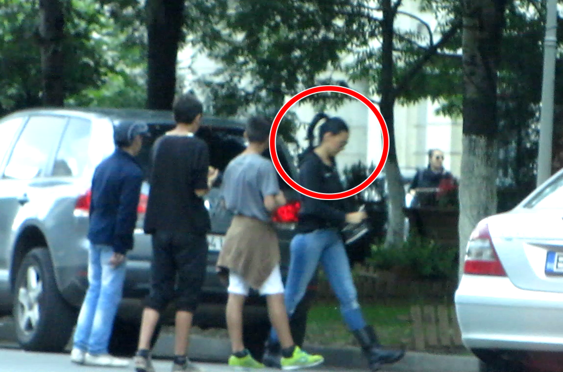 Desi cei trei pusti asteptau un bacsis pentru locul de parcare, Lavinia i-a ignorat complet