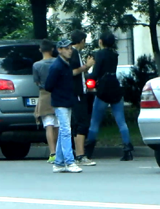 Daca tot nu s-au ales cu bacsis, parcagiii si-au clatit ochii cu iubita lui Stefan Banica