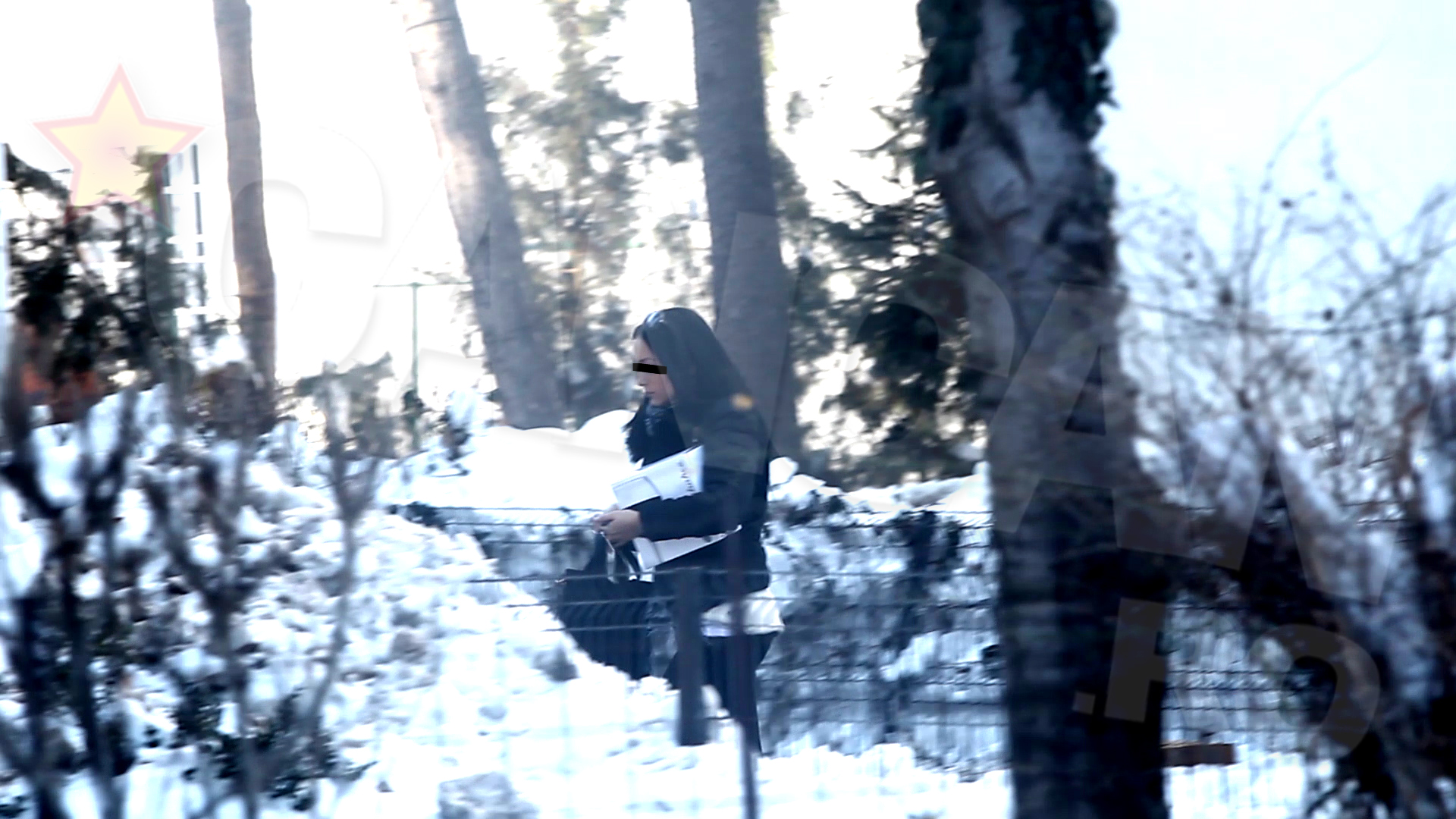 Paul o lasa pe tanara in fata blocului, iar mai apoi pleaca spre casa