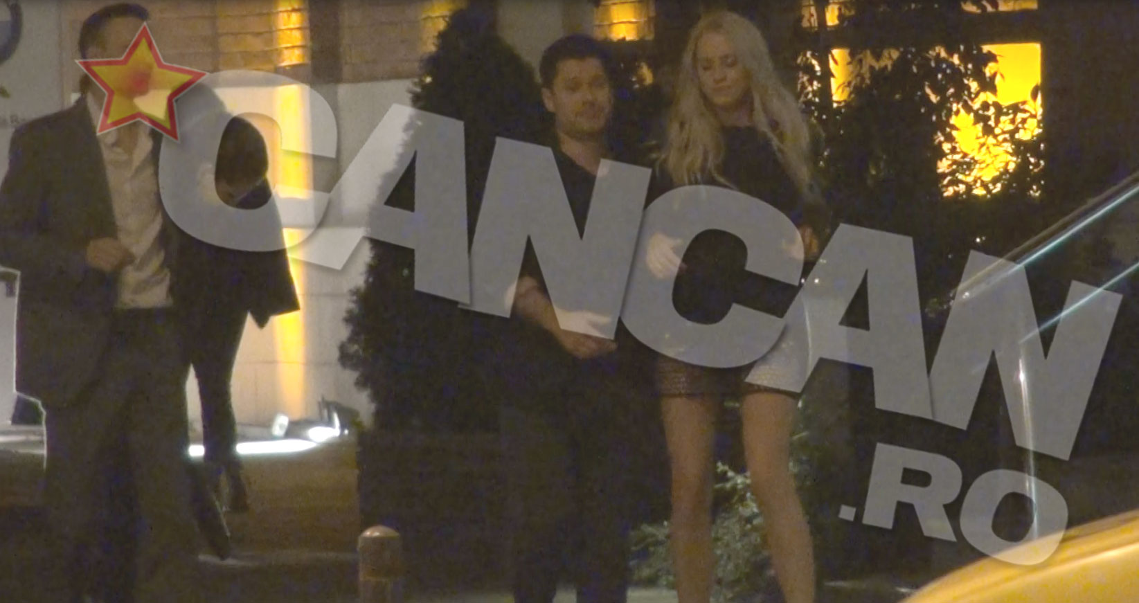 Pana la urma, blonda a acceptat si a urcat in masina