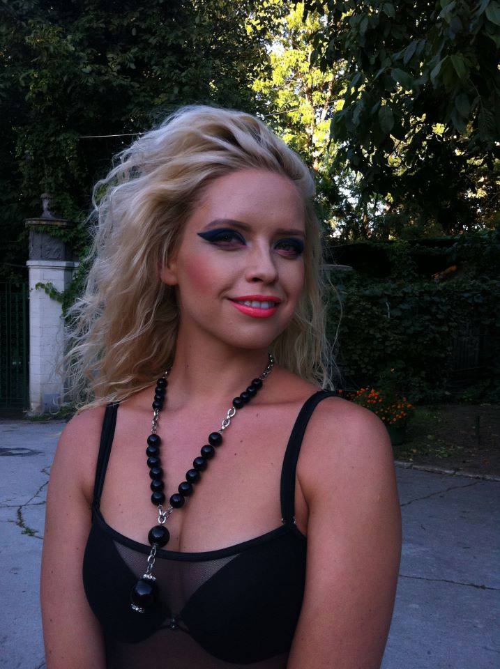 Tanara face victime in randul reprezentantilor sexului tare ori de cate ori iese pe strada