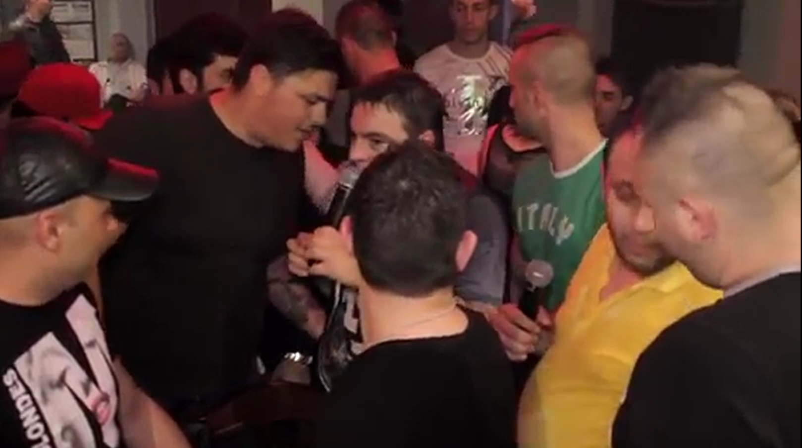 Marco i-a indesat un teanc de bani manelistului, dupa o dedicatie