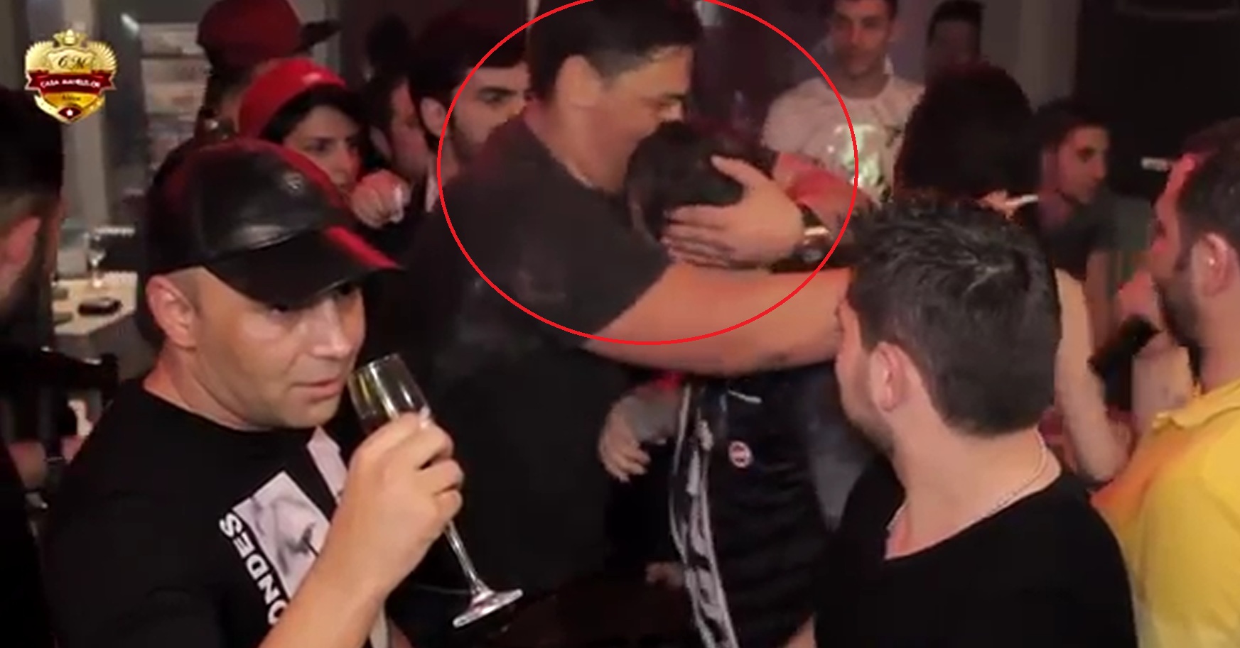 Marco il ia in brate pe Salam