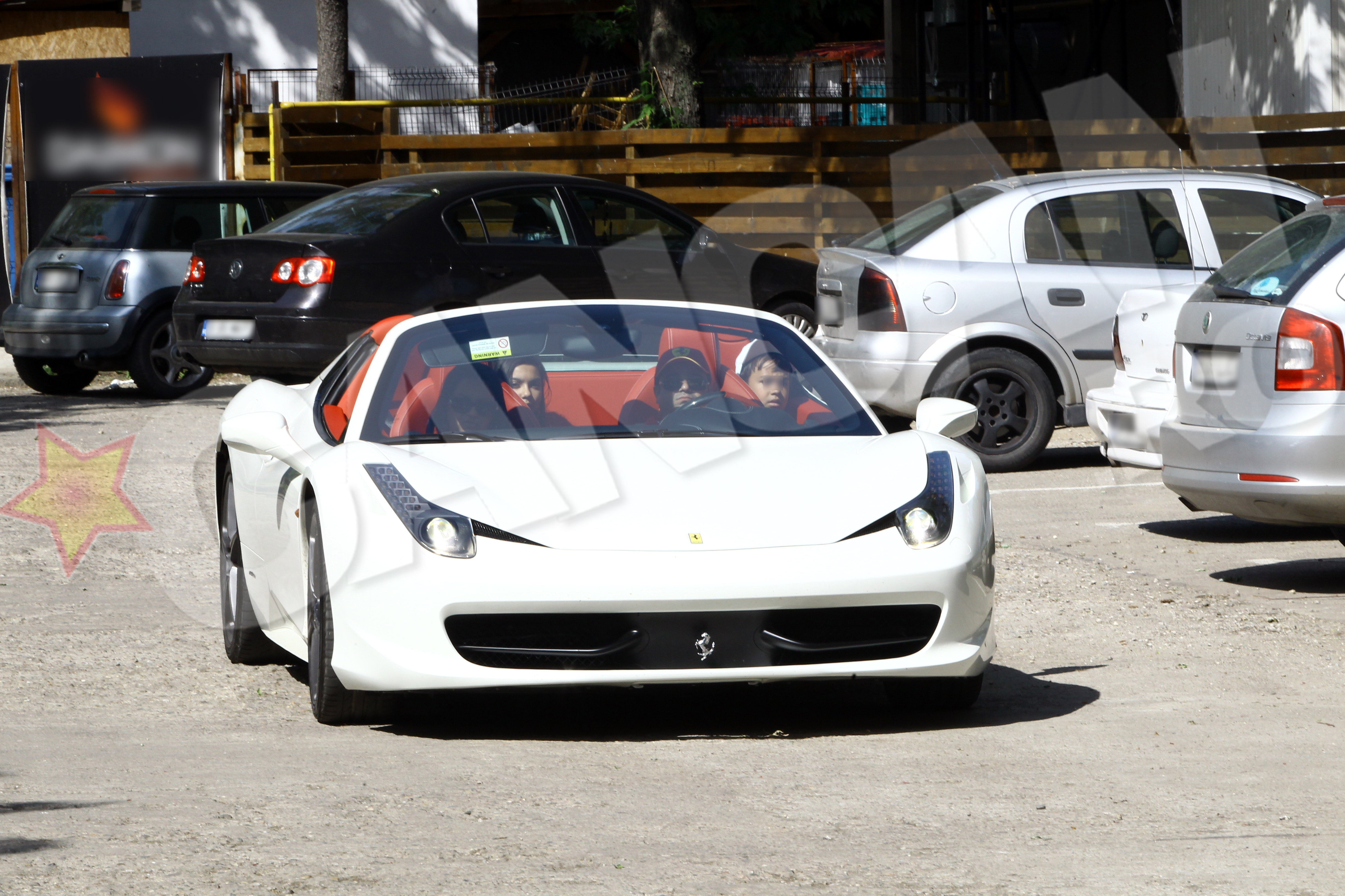 Adi Minune si-a dus familia la terasa cu decapotabila