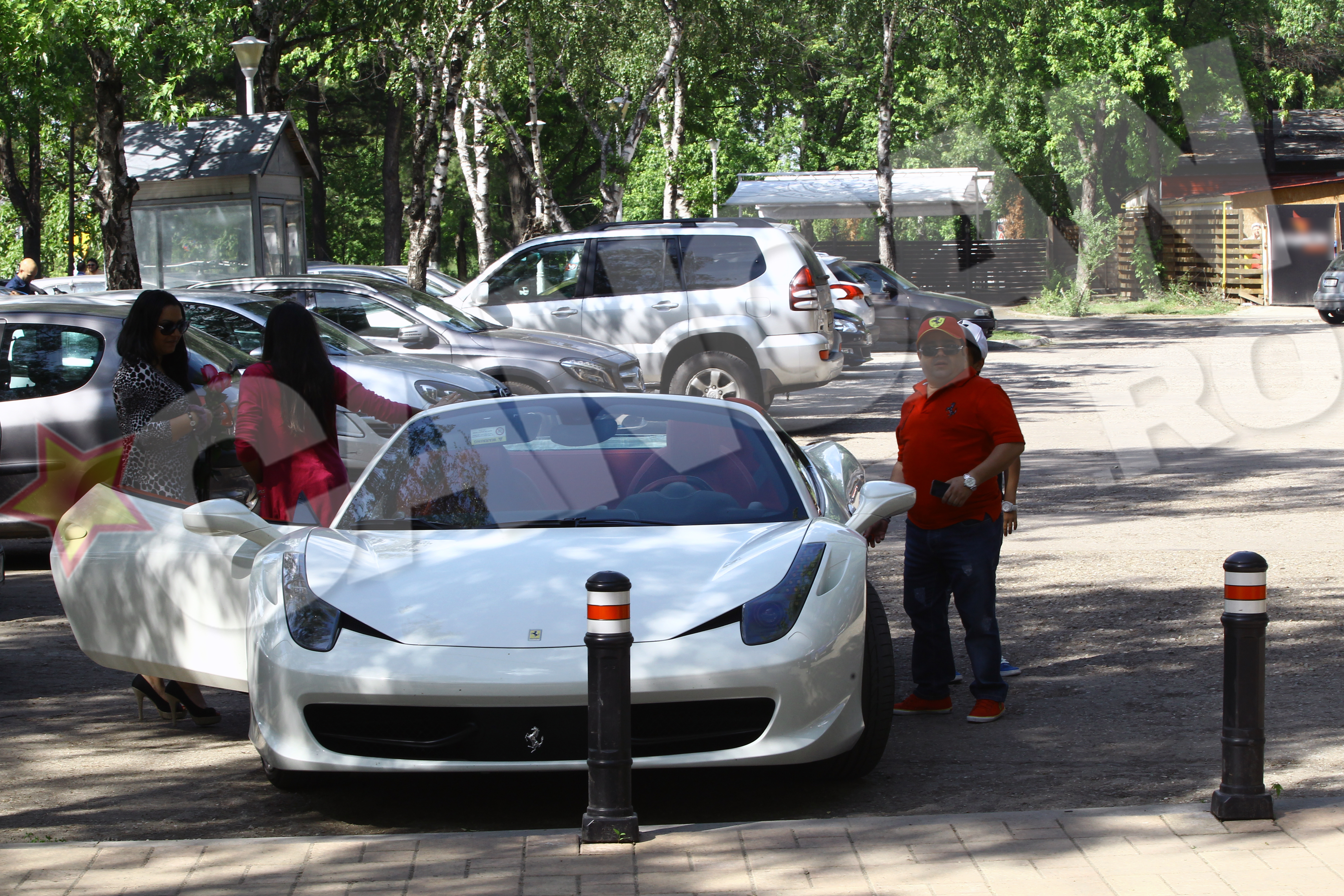 Manelistul i-a facut cadou sotiei sale trandafiri