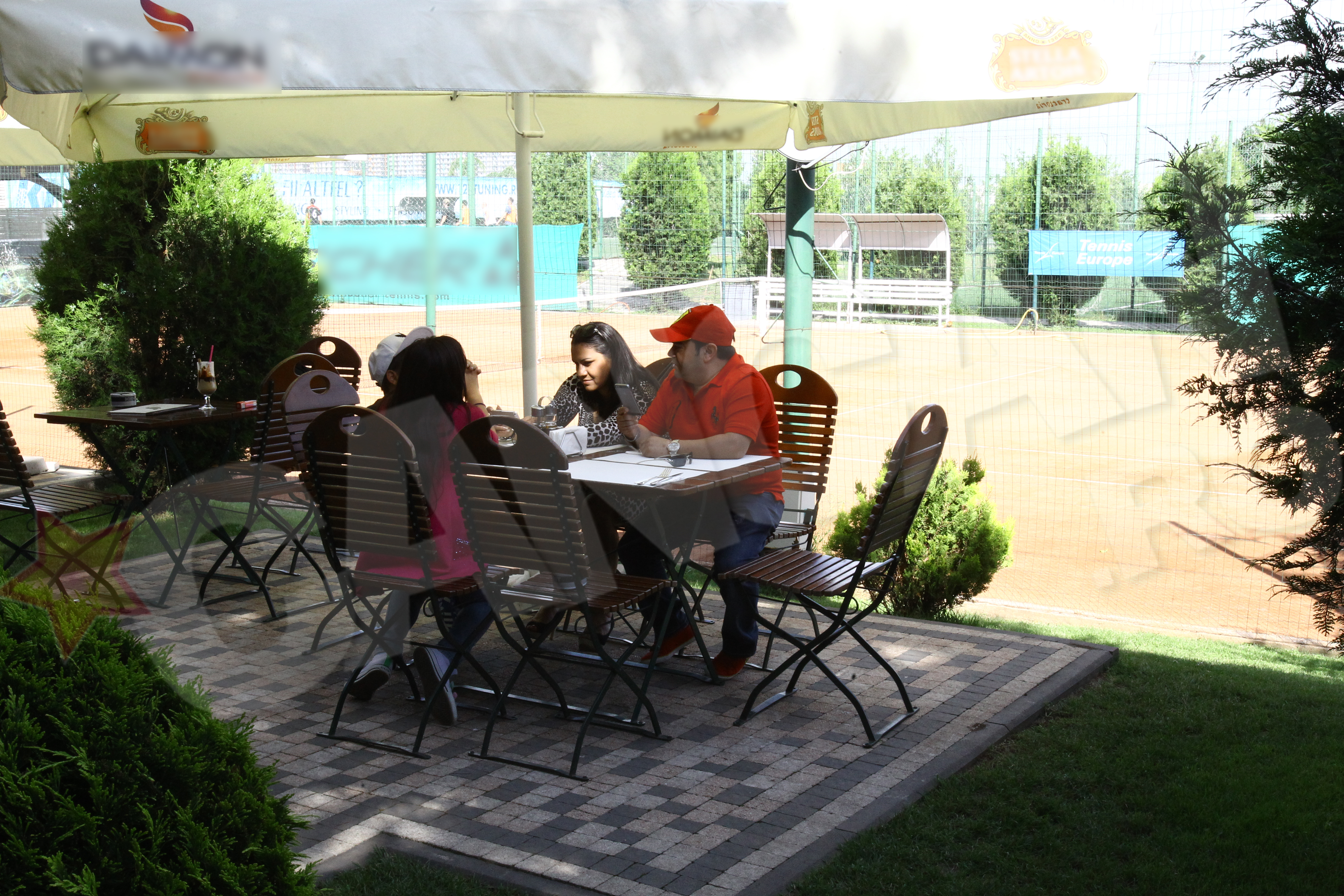 Familia o asteapta pe Carmen sa soseasca din clipa in clipa