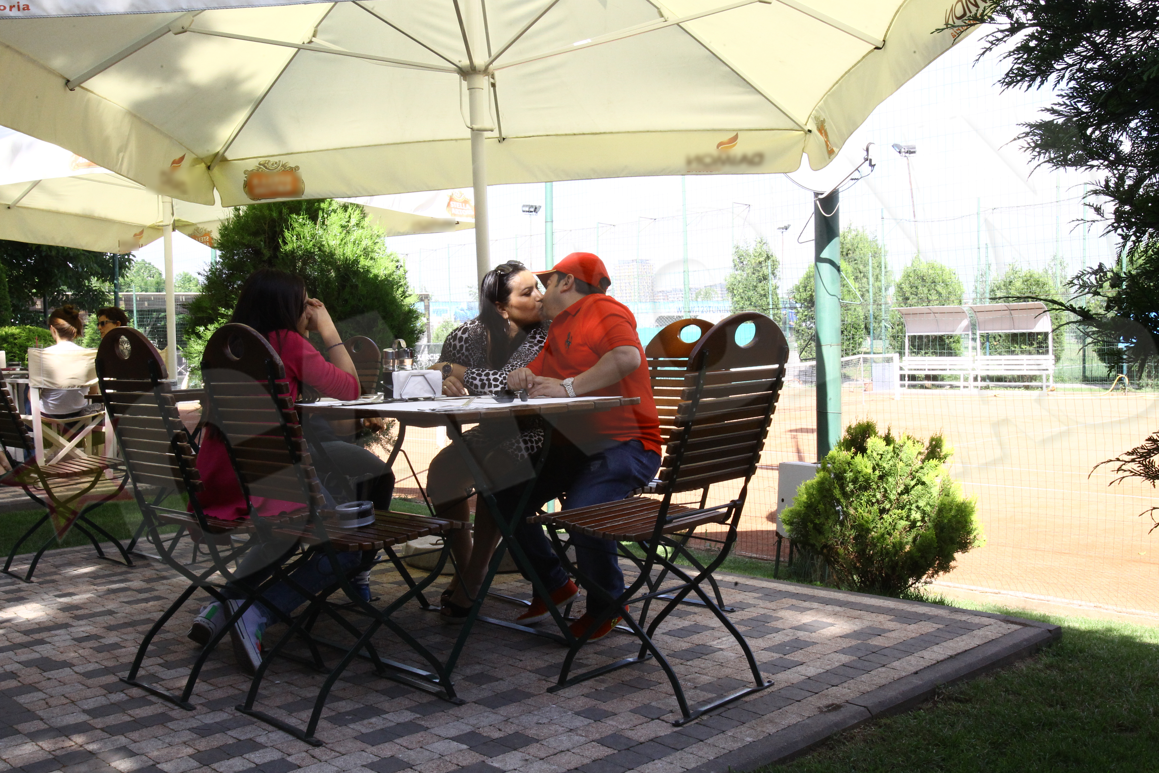 Cantaretul isi saruta sotia cu foc